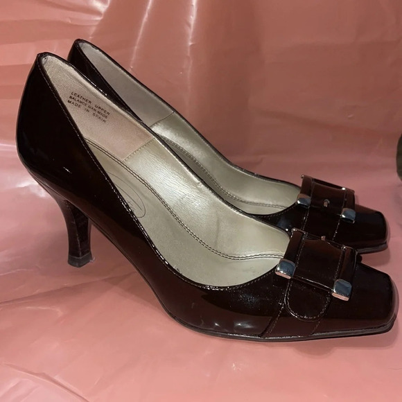 TALBOTS Vivian 4 Brown Bittersweet Patent Leather Heels Silver Buckle Size 5.5 M - Picture 1 of 9